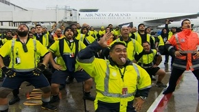 動画：ラグビーW杯制覇のオールブラックスが凱旋、空港職員が「ハカ」で出迎え