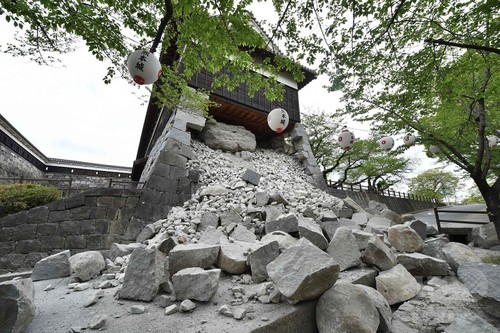 14日からの地震の死者35人に、避難者9万人以上 熊本 14日からの地震の死者35人に、避難者9万人以上 熊本