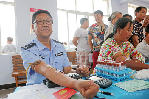 21年間献血を続ける民間警察官、中国河北省 21年間献血を続ける民間警察官、中国河北省