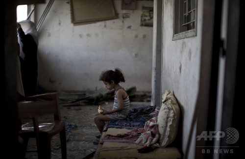 爆撃された自宅で静かに食事をとる少女、ガザ 爆撃された自宅で静かに食事をとる少女、ガザ