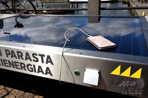 太陽光パネルベンチ登場、携帯のバッテリー残量気にせず日光浴可能に 太陽光パネルベンチ登場、携帯のバッテリー残量気にせず日光浴可能に