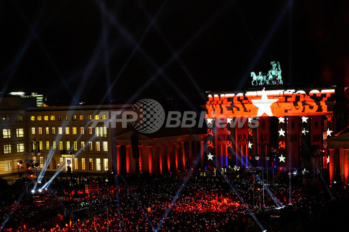 U2、ベルリンで「壁崩壊20年周年記念」の野外無料ライブ U2、ベルリンで「壁崩壊20年周年記念」の野外無料ライブ