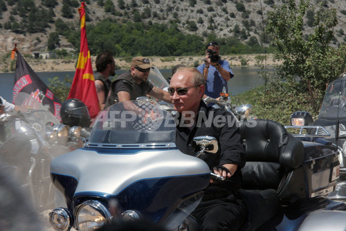 あの「タフガイ」が暴走?プーチン首相、ハーレーを走らせる あの「タフガイ」が暴走?プーチン首相、ハーレーを走らせる