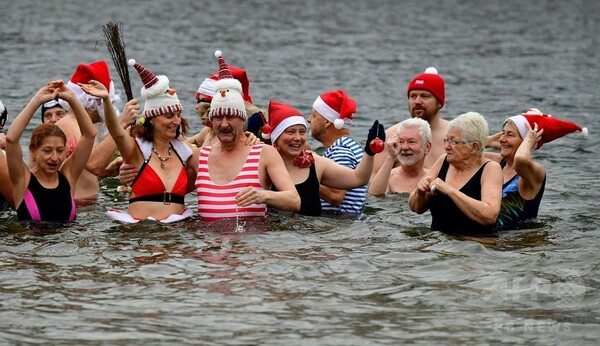 クリスマスの風物詩？ サンタ姿で寒中水泳、今年も開催 ドイツ・ベルリン
