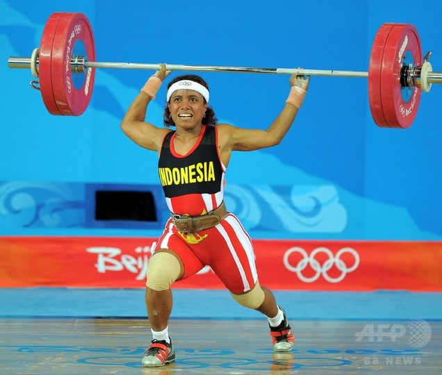 インドネシア重量挙げ選手、繰り上げで10年越しの五輪メダル獲得 インドネシア重量挙げ選手、繰り上げで10年越しの五輪メダル獲得