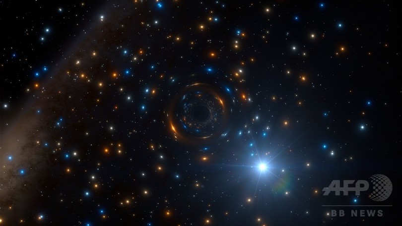 球状星団の中でブラックホールを周回する恒星、ESOが想像図公開 球状星団の中でブラックホールを周回する恒星、ESOが想像図公開