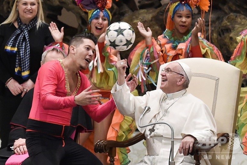 絶妙なバランス感覚? ローマ法王、ボールの指回しに挑戦 絶妙なバランス感覚? ローマ法王、ボールの指回しに挑戦