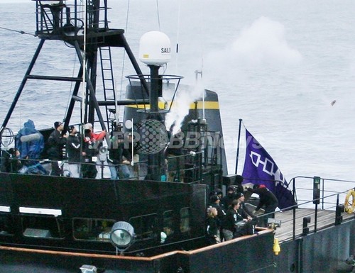 反捕鯨団体シー・シェパード、日本の捕鯨船が発砲と主張 反捕鯨団体シー・シェパード、日本の捕鯨船が発砲と主張