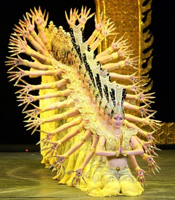中国障害者芸術団、アルバニアで「千手観音」を披露 中国障害者芸術団、アルバニアで「千手観音」を披露