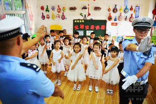 園児たちが両親の「交通監督員」に 河南 園児たちが両親の「交通監督員」に 河南