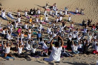 メキシコ、砂漠でヨガ