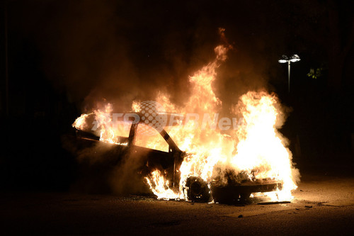 ストックホルムで3夜連続の暴動、車や学校に放火 ストックホルムで3夜連続の暴動、車や学校に放火