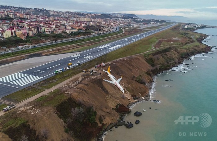 滑走路外れた旅客機、海に転落寸前で停止 トルコ