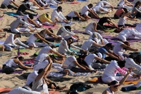 メキシコ、砂漠でヨガ