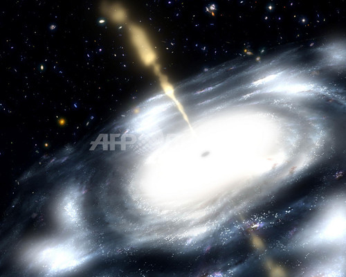 巨大ブラックホール、回転方向によって噴出するガスの強さに違い 巨大ブラックホール、回転方向によって噴出するガスの強さに違い