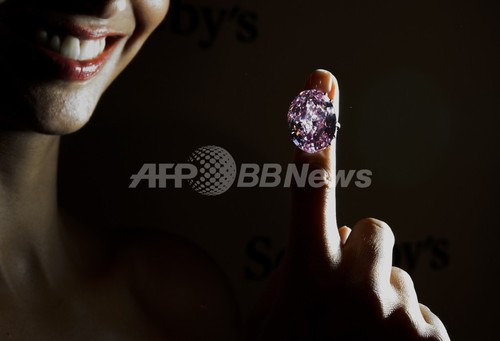 ピンクダイヤモンド、史上最高の83億円で落札 ピンクダイヤモンド、史上最高の83億円で落札