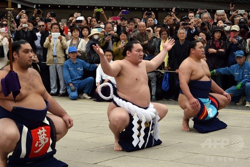 靖国神社で奉納大相撲、白鵬と日馬富士が土俵入り披露