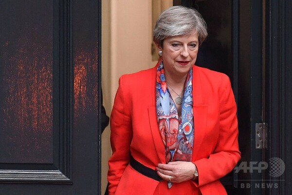 メイ首相の「最も行儀悪い行為」は総選挙、英ネットで嘲笑