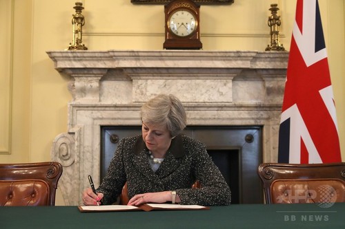 メイ英首相、EU離脱通告の書簡に署名 29日に手続き開始へ メイ英首相、EU離脱通告の書簡に署名 29日に手続き開始へ