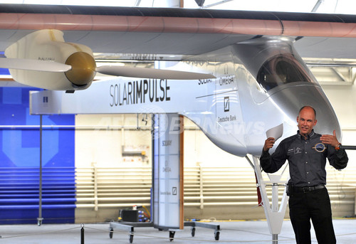ソーラー飛行機の試作機を発表、気球で世界一周のスイス人 ソーラー飛行機の試作機を発表、気球で世界一周のスイス人