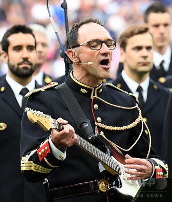 サッカー試合でオアシス熱唱、仏軍楽隊員をN・ギャラガーが招待 サッカー試合でオアシス熱唱、仏軍楽隊員をN・ギャラガーが招待