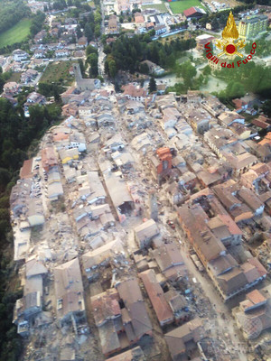 イタリア中部地震、死者159人に 懸命の救出活動続く イタリア中部地震、死者159人に 懸命の救出活動続く