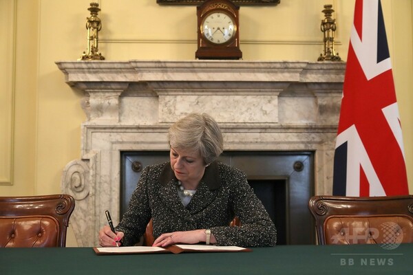 メイ英首相、EU離脱通告の書簡に署名 29日に手続き開始へ