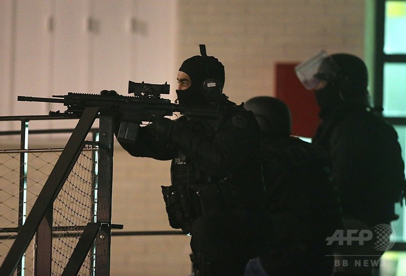 仏新聞社襲撃、18歳の容疑者が出頭 仏新聞社襲撃、18歳の容疑者が出頭
