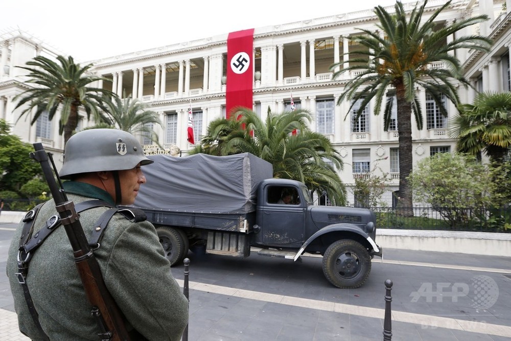 仏ニースに巨大ナチス旗、住民騒然… 実は映画のセット 写真16枚 国際ニュース:AFPBB News