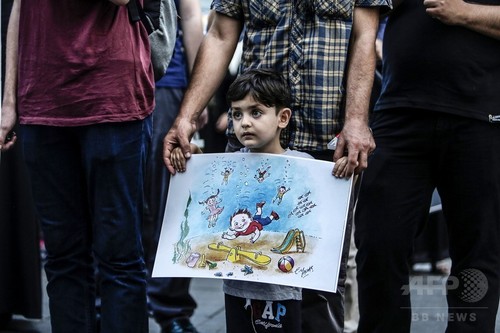 水死した男児の写真、シリア難民からは激しい怒りの声
