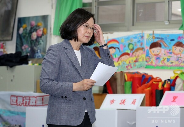 台湾・蔡総統、党主席を辞任 与党の選挙大敗で引責