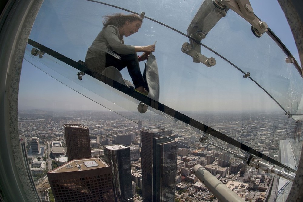 超高層ビル70階にガラスの滑り台が完成、ロサンゼルス 写真8枚 国際ニュース：AFPBB News