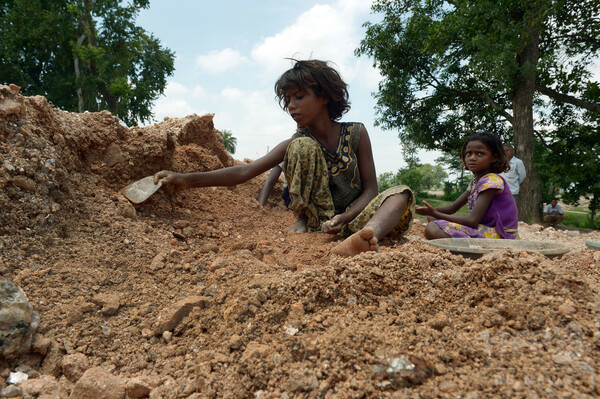 女性を彩る「きらめき」の影、雲母採取の児童労働 インド