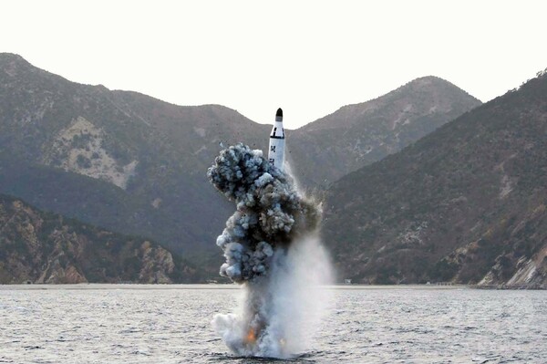 北朝鮮が潜水艦ミサイル発射 安倍首相「日本の防空識別圏に初」