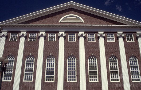 ハーバード法科大学院、「奴隷制を連想」と批判された紋章を廃止