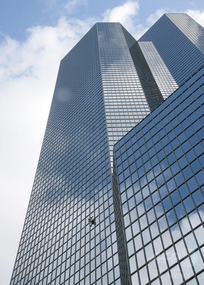 仏スパイダーマン、187メートルの高層ビルに「登頂」 パリ近郊 仏スパイダーマン、187メートルの高層ビルに「登頂」 パリ近郊