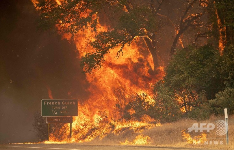 カリフォルニアで新たな火災、7000人避難 消防隊員死亡