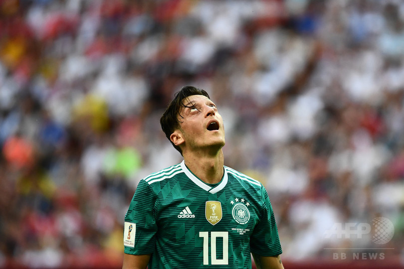 サッカーW杯敗退のドイツ、トルコ系代表選手に差別的な非難殺到 サッカーW杯敗退のドイツ、トルコ系代表選手に差別的な非難殺到