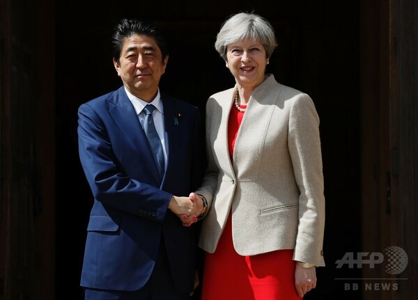 メイ英首相、北朝鮮に「断固とした」姿勢で 安倍首相と会談