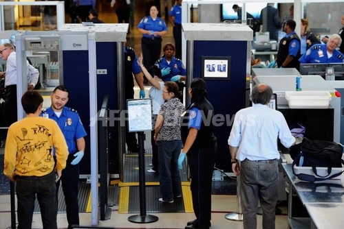 巨大なペニスを持つ男性、空港職員に止められる 米国 巨大なペニスを持つ男性、空港職員に止められる 米国
