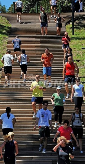 走るならランニングシューズより「はだし」で、足に優しいと米研究 走るならランニングシューズより「はだし」で、足に優しいと米研究