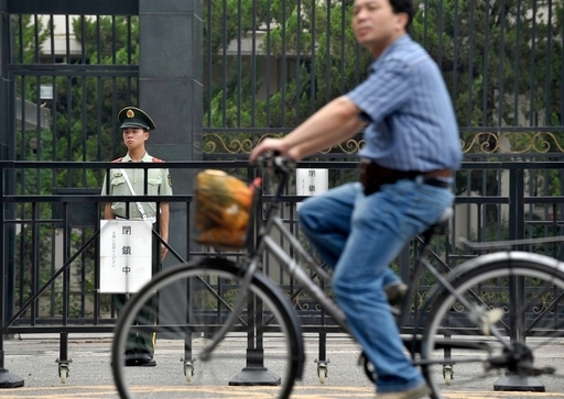 北京で日本大使館職員を刺した男を逮捕