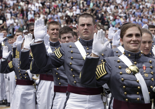 米陸軍士官学校で卒業式、恒例の帽子投げ