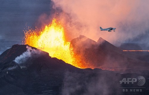 溶岩を噴き上げるバルダルブンガ山、アイスランド 溶岩を噴き上げるバルダルブンガ山、アイスランド