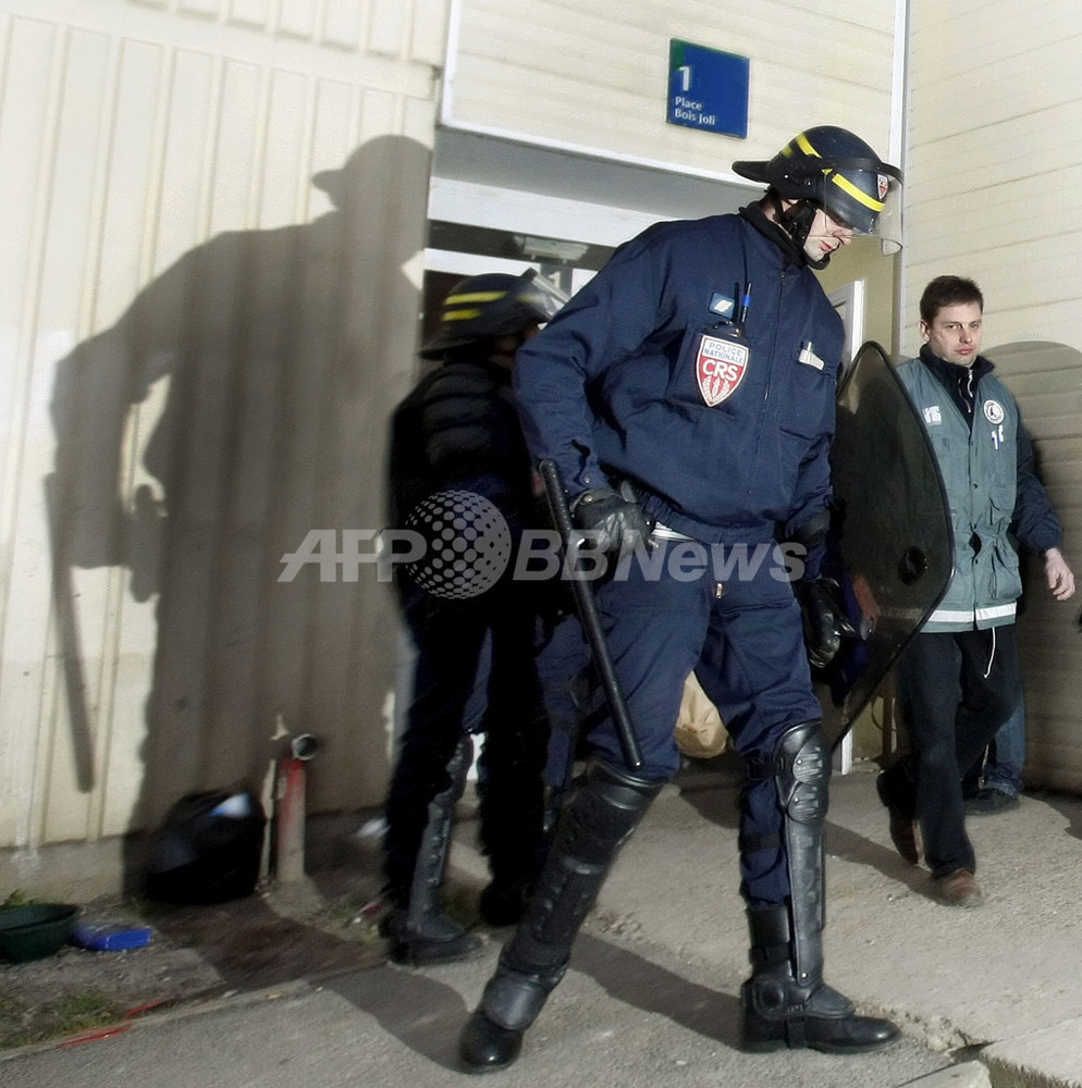 仏警察がパリ郊外で一斉捜査、2007年11月の暴動首謀者らを逮捕 写真14枚 国際ニュース:AFPBB News