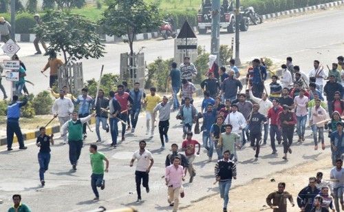 カーストデモ暴徒化で19人死亡、200人負傷 水路閉鎖で首都水不足 インド カーストデモ暴徒化で19人死亡、200人負傷 水路閉鎖で首都水不足 インド