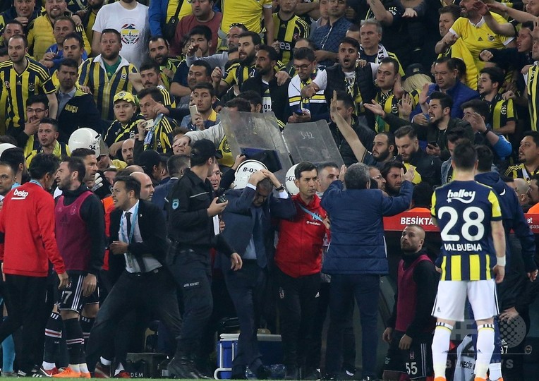 トルコサッカーは「救急治療が必要」、観客の暴挙に非難続出 トルコサッカーは「救急治療が必要」、観客の暴挙に非難続出