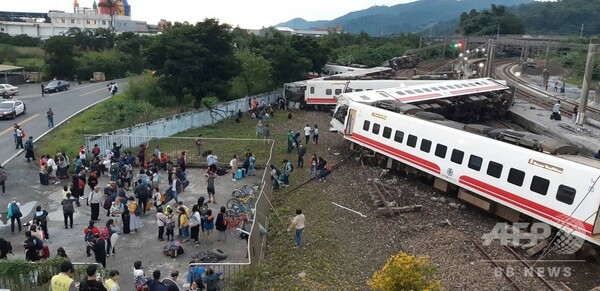 台湾で列車が脱線し横転 18人死亡、168人負傷