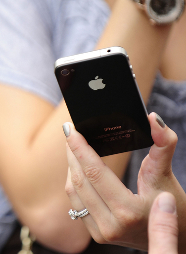 米アップル株が急落、iPhone4への消費者雑誌評価が響く