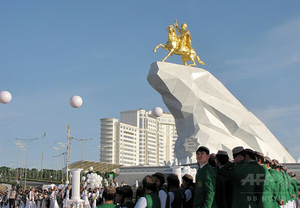 トルクメニスタン、金色の大統領像を公開
